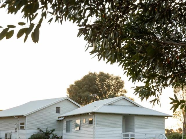 4 Bedroom House PINK LAKE WA 105785633