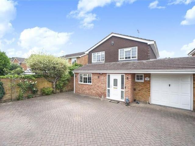 4 Bedroom House Woking Surrey 101797061