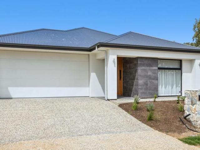 4 Bedroom House Woodcroft, SA 105977003