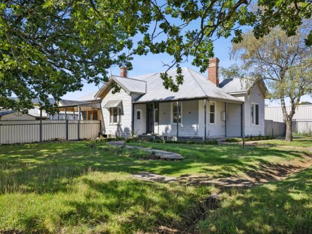 4 Bedroom House Woodend VIC 102751631