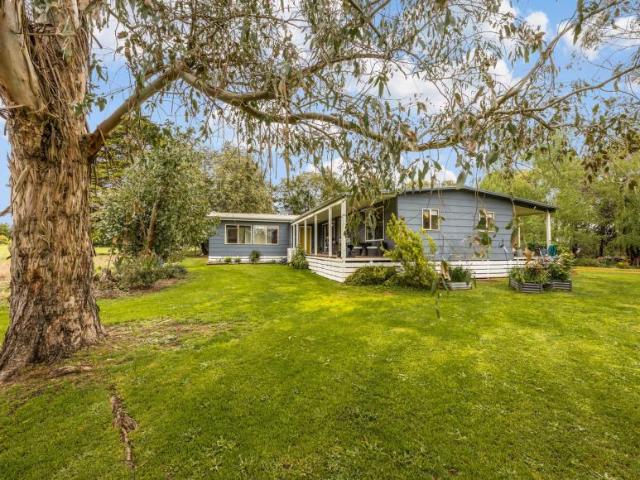 4 Bedroom House Woodend VIC LS104786032