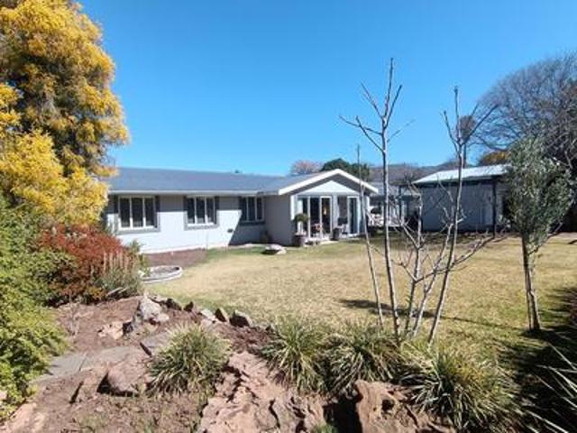 4 bedroom house with 1 bedroom flat.