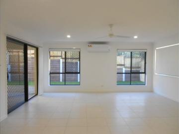 4 BEDROOM HOUSE WITH TWO LIVING AREAS
