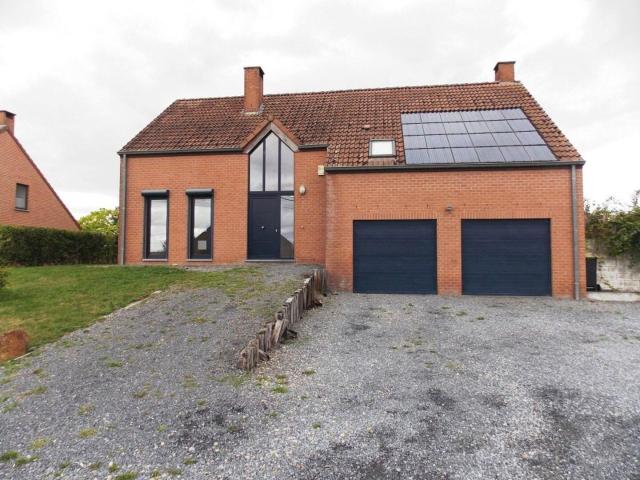 4 bedroom house with garden and double garage