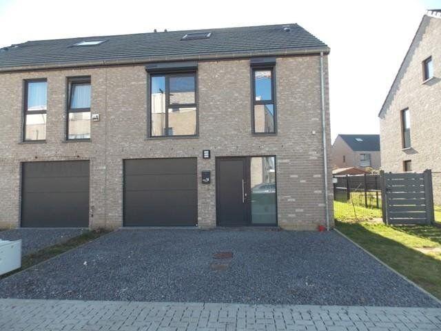 4 bedroom house with garden terrace and parking