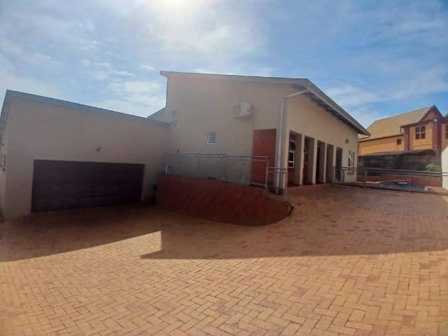 4 Bedroom House To Let in Meer En See