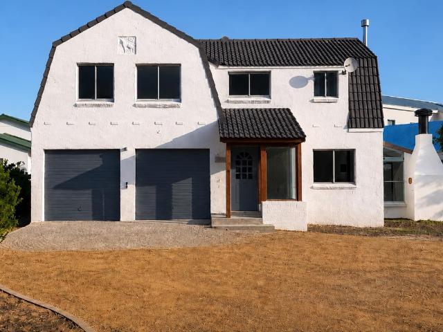 4 Bedroom House To Let in Bettys Bay