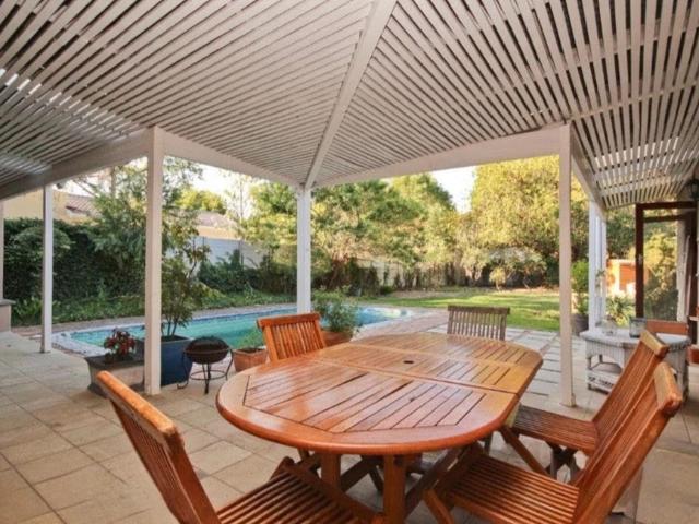 4 Bedroom House To Let in Constantia
