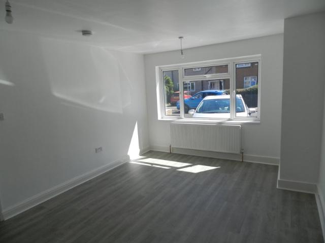 4 bedroom house to let in Dagenham RM10 8AZ