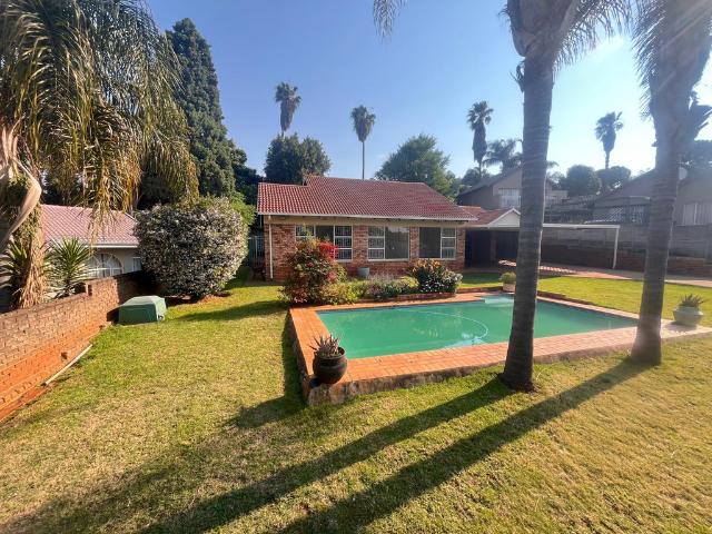 4 Bedroom House To Let in Helderkruin