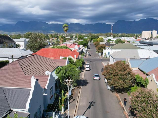 4 Bedroom House To Let in Lemoenkloof