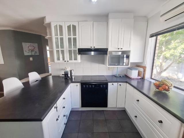 4 Bedroom House To Let in Summerstrand