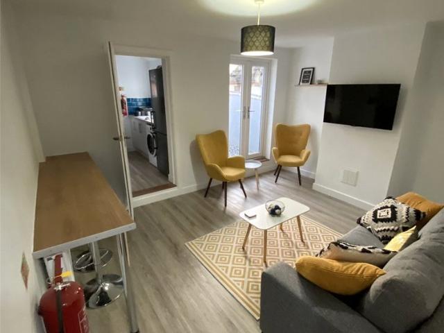 4 bedroom house to rent Carlton Street, Kettering, Northamptonshire, NN16