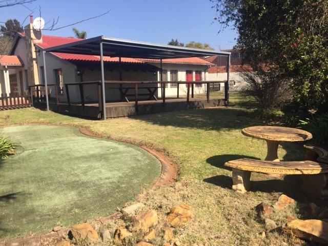 4 Bedroom House To Rent in Van Riebeeck Park