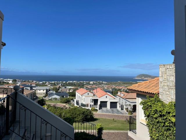 4 Bedroom House To Rent in Whale Rock Heights