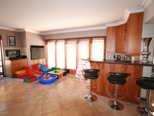 4 Bedroom House To Rent in Woodhill Golf Estate
