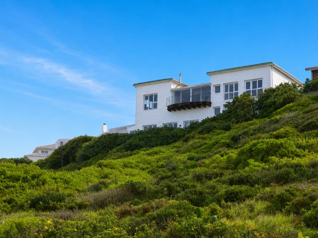 4 Bedroom House To Rent in Yzerfontein