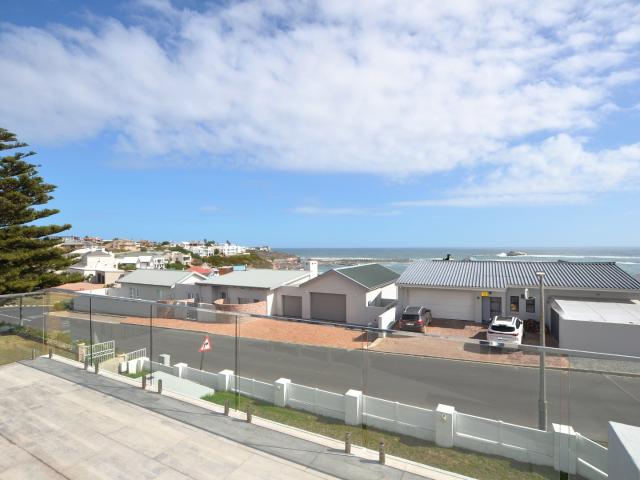 4 Bedroom House To Rent in Yzerfontein