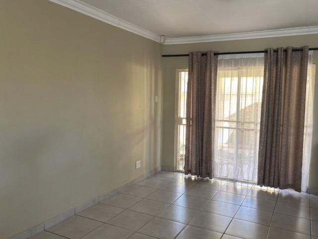 4 Bedroom House To Rent in Aerorand