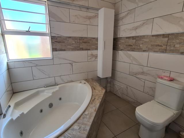 4 Bedroom House To Rent in Beacon Bay