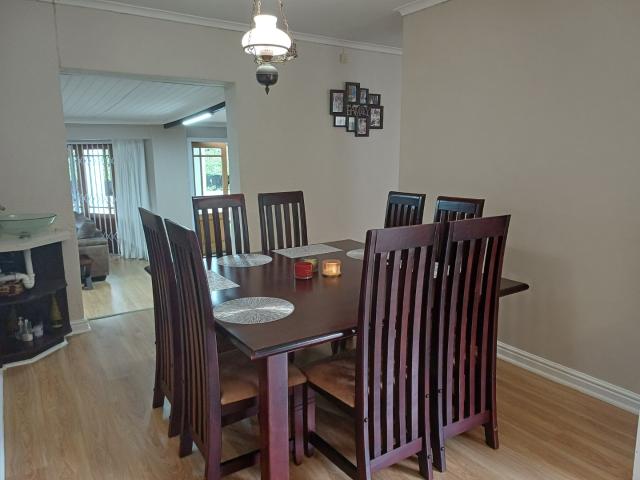 4 Bedroom House To Rent in Bergvliet
