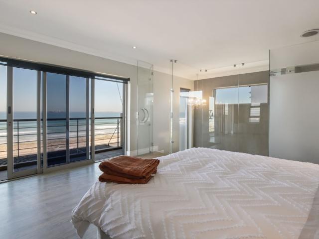 4 Bedroom House To Rent in Bloubergstrand
