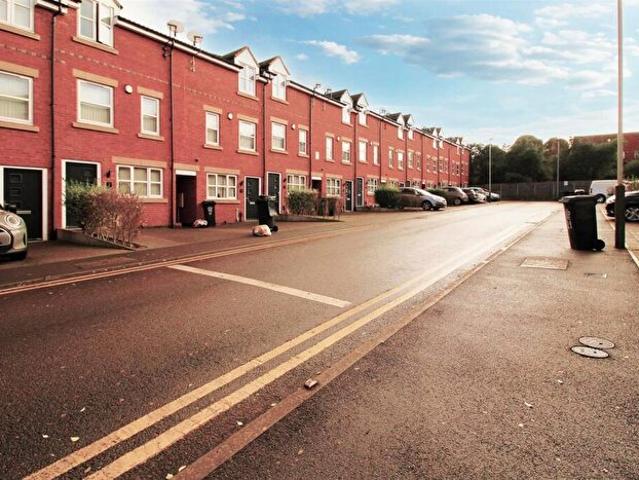 4 Bedroom House To Rent In Blue Fox Close, Leicester, LE3
