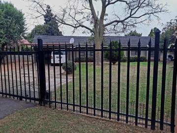 4 Bedroom House to Rent in Crystal Park