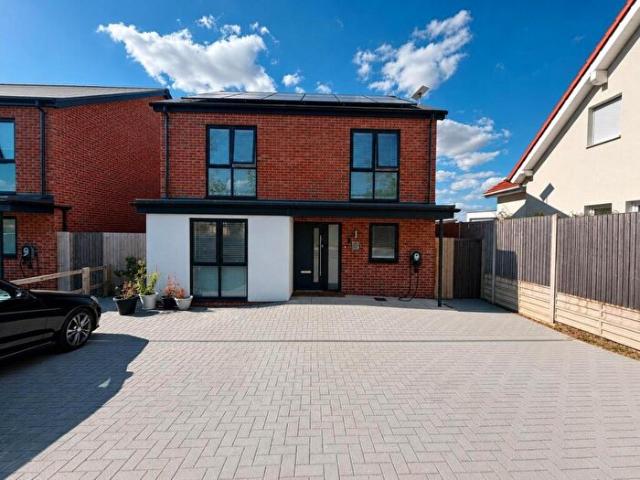 4 Bedroom House To Rent In East Circular Road, Ambrosden, OX25
