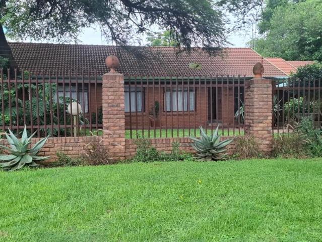 4 Bedroom House to Rent in Flora Park
