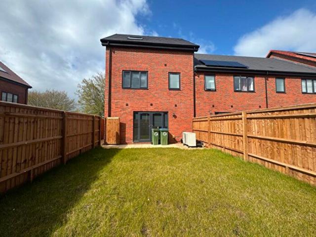 4 Bedroom House To Rent In Francis Avenue, Aylesbury, HP21