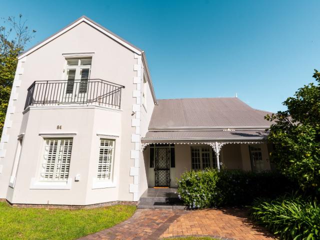 4 Bedroom House To Rent in Franschhoek
