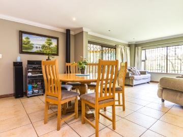 4 Bedroom House To Rent in Gillitts