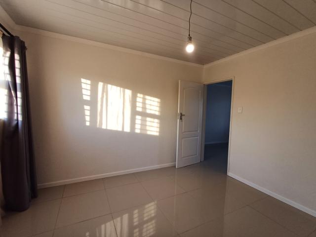 4 Bedroom House To Rent in Grassy Park