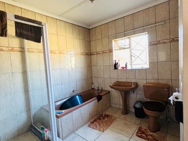 4 Bedroom House To Rent in Komani Park