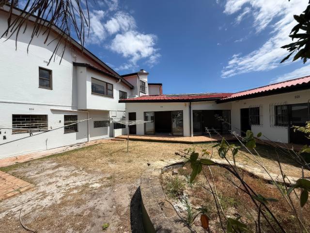 4 Bedroom House To Rent in Kleinmond Central