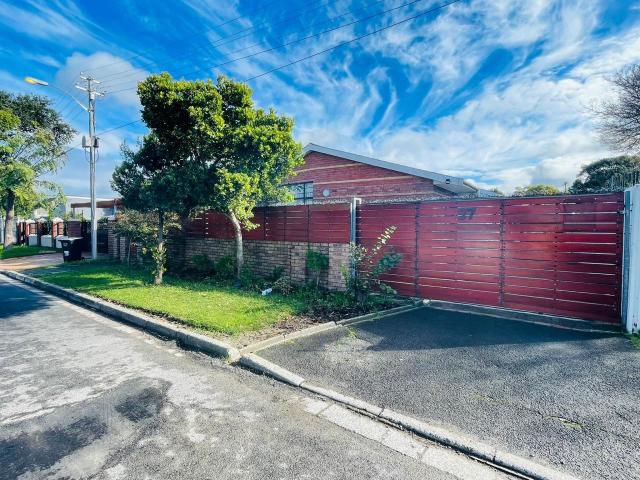 4 Bedroom house to rent in Lansdowne, Cape Town