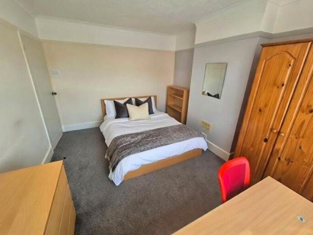 4 Bedroom House To Rent In Peveril Road, Nottingham, NG9
