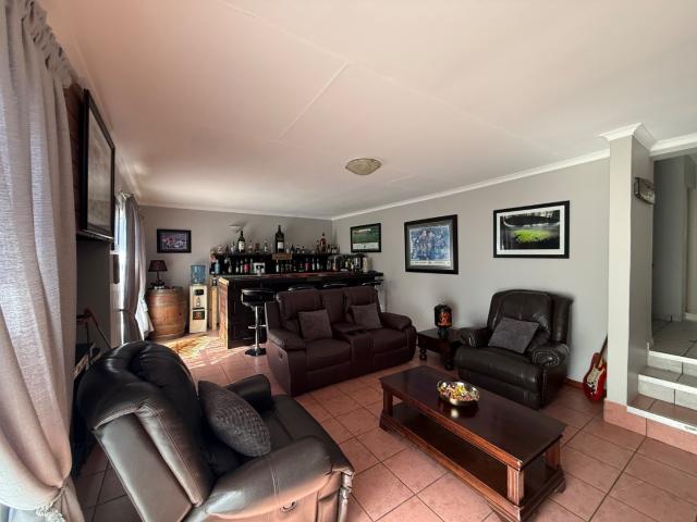 4 Bedroom House To Rent in Reyno Ridge