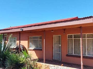 4 Bedroom House to Rent in Roosheuwel