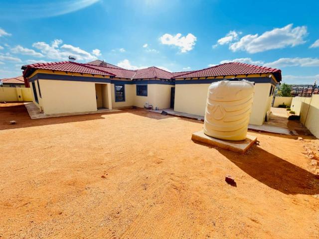4 Bedroom House To Rent in Serala View
