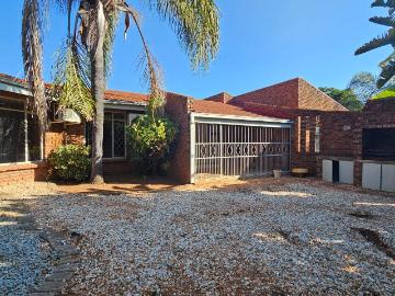 4 Bedroom House To Rent in Sterpark