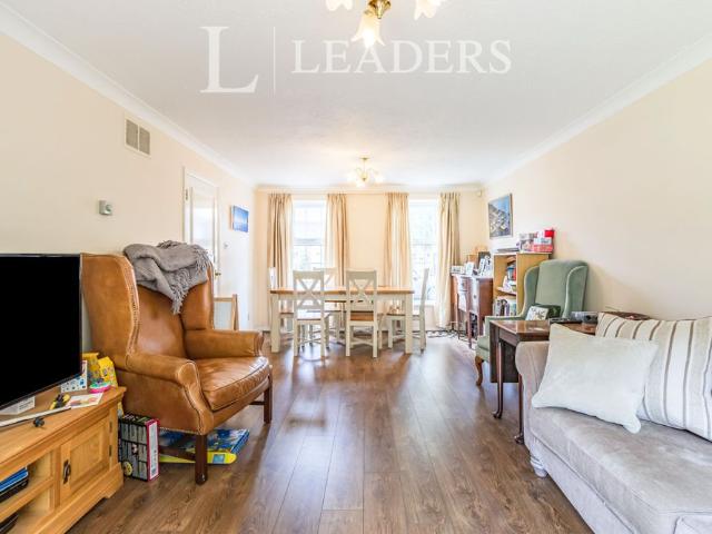 4 bedroom house to rent Mayfield Gardens, Hersham, Walton on Thames, KT12