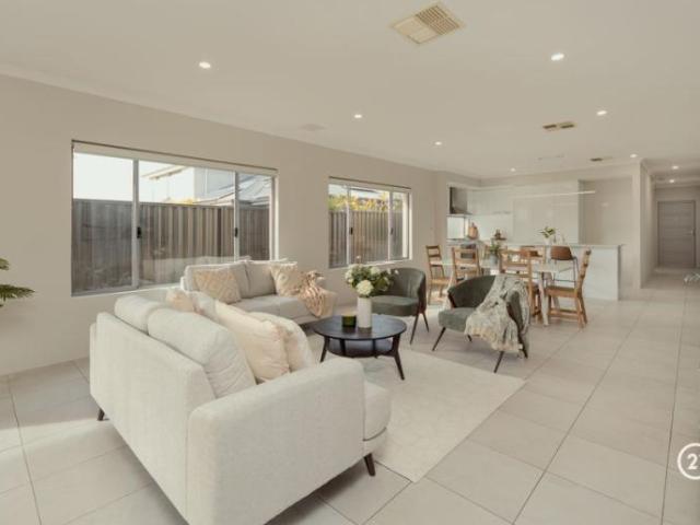 4 Bedroom House Treeby, WA 104845978