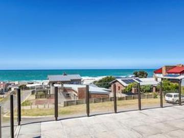 4 bedroom holiday home with bachelor.