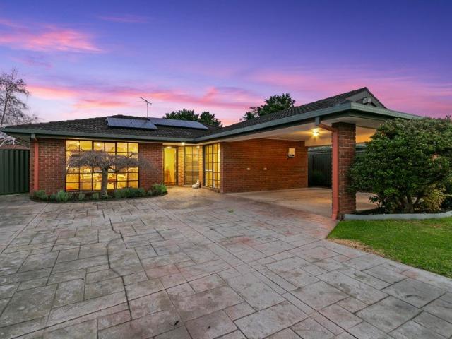 4 Bedroom home/3 Living Areas on 847m2 Lot Berwick Fields