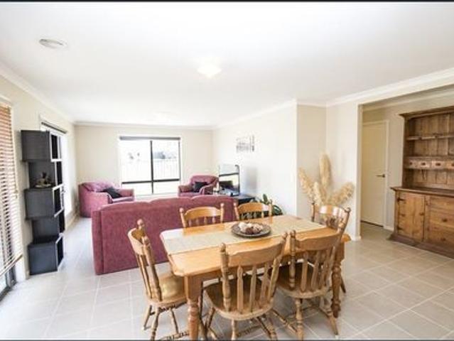 SCHOOLS, SHOPPING, BEACH GREAT LOCATION