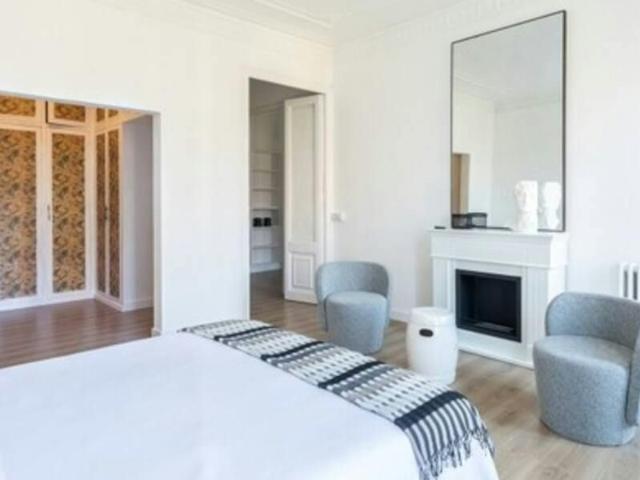 4 Bedroom Home with Balcony in Eixample, Barcelona Amsterdam Apartments for Rent