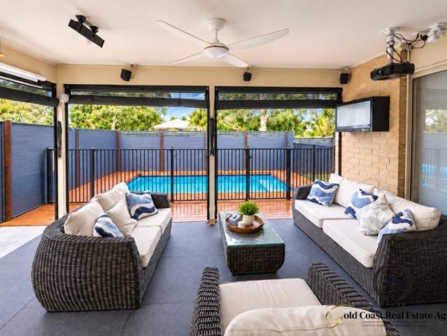 4 Bedroom Home with inground Pool, 13 kW Solar and Battery