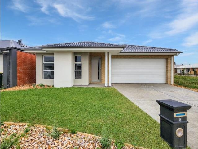 4 Bedroom Home With Second Living!
